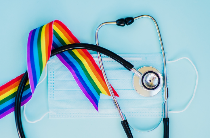 Estetoscópio com bandeira LGBTQIAPN+